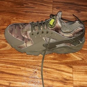 Nike Camo Huranches
